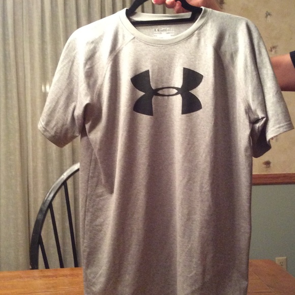 Boys under Armour tee