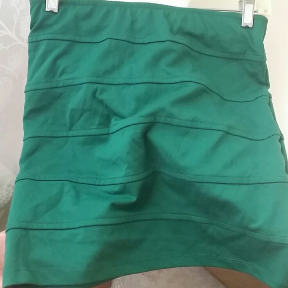 Green skirt size large - Picture 2 of 2