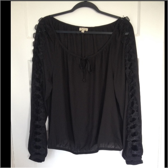 NWOT Lily White bow top