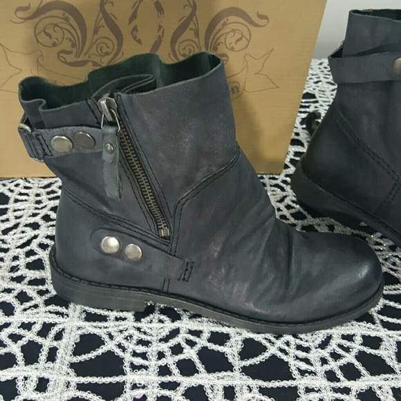 Nwot  vintage black booties - Picture 2 of 4