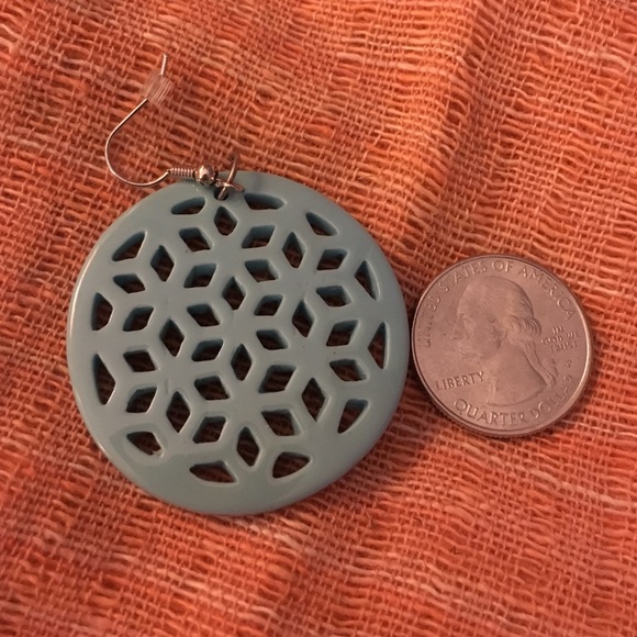 Cutout pattern earrings - Picture 2 of 3