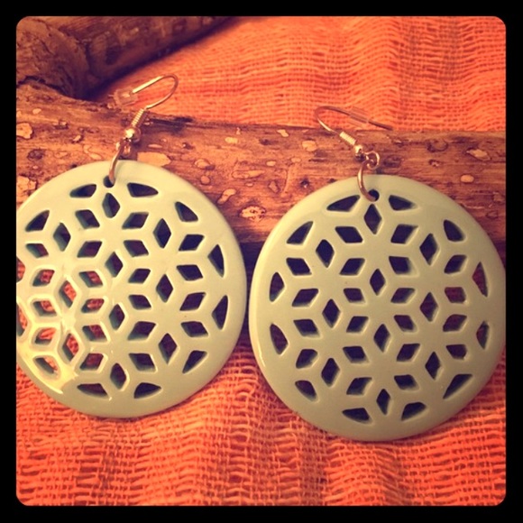 Cutout pattern earrings