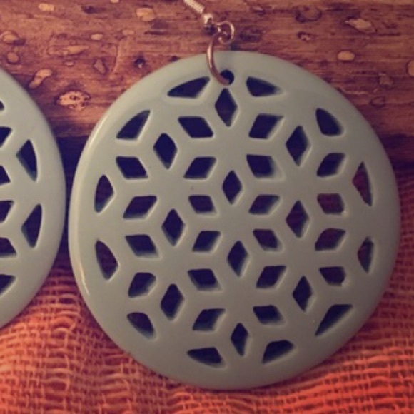 Cutout pattern earrings - Picture 3 of 3