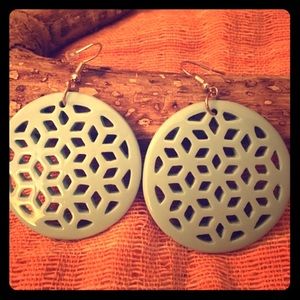 Cutout pattern earrings
