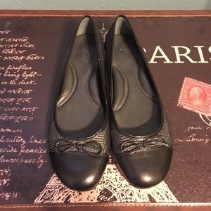 Flat dress shoes