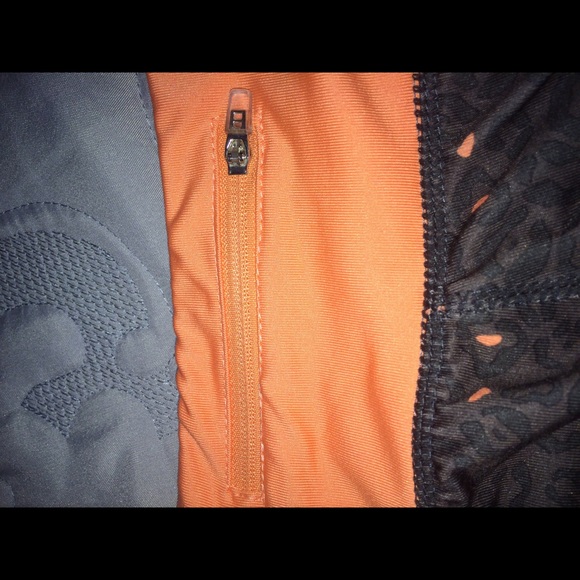 Cropped Colosseum Leggings - Picture 2 of 3