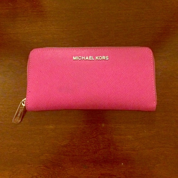 ✨Michael Kors Jet Set Travel Leather Wallet✨