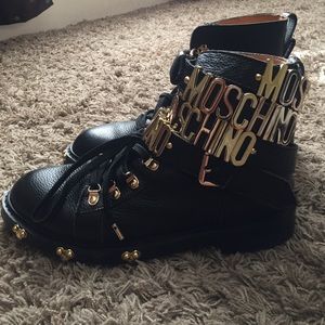 MOSCHINO LOGO STRAP BOOTS (CONDITION👑👑👑 of 5)