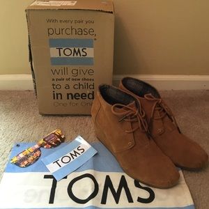TOMS 8.5 Desert Wedge - Chestnut Suede