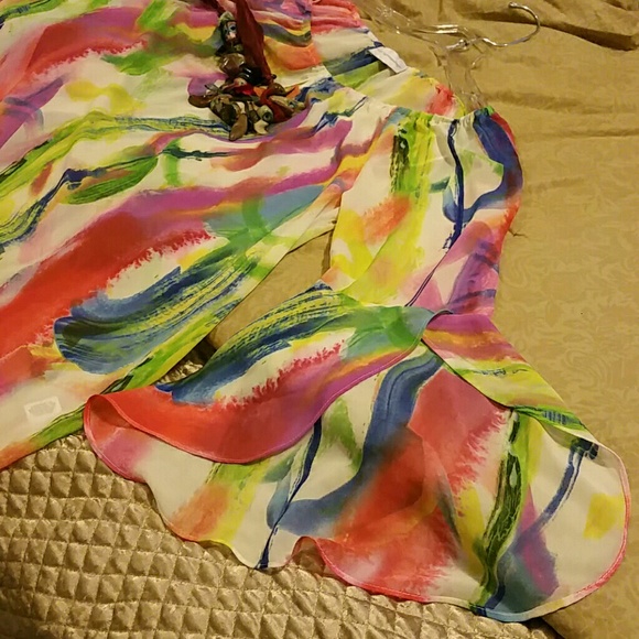 Beautiful flowing top - Picture 2 of 4