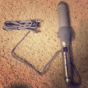 John Frieda 1 1/2 inch curling iron