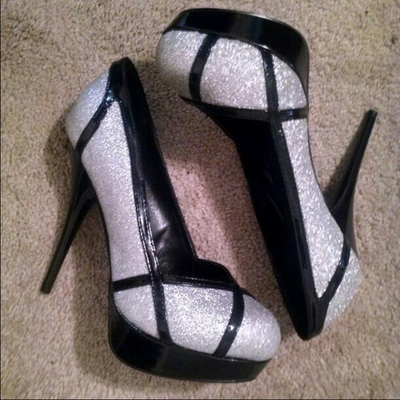 Cute Silver sparkle pumps