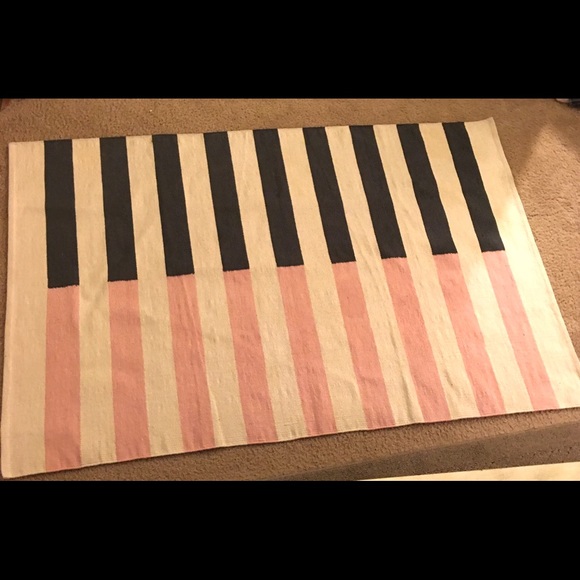 Land of Nod Area Rug 5x8