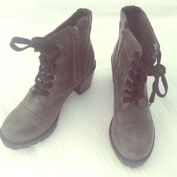 Comfy Gray boots with heels.