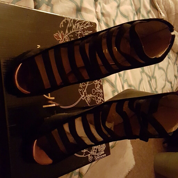 Shoes - Picture 2 of 4