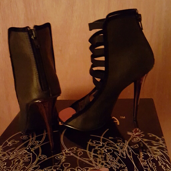 Shoes - Picture 3 of 4