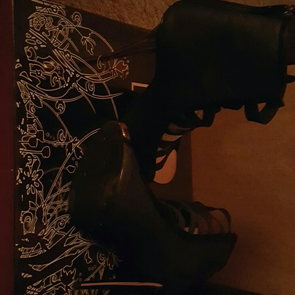 Shoes - Picture 4 of 4