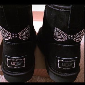UGG Classic Mini Crystal Bow-Size 9