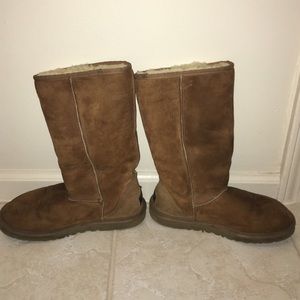 1 HOUR SALE! UGG Classic Medium cut boots Chestnut