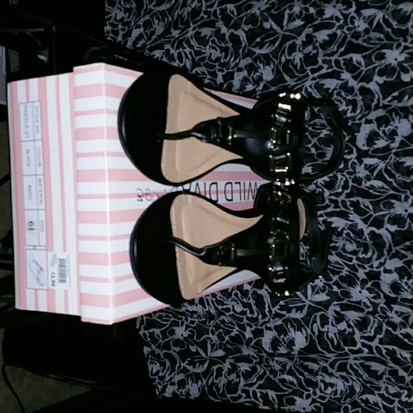 WILD DIVA black and gold sandles