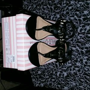 WILD DIVA black and gold sandles