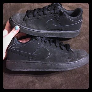 All black nike shoes