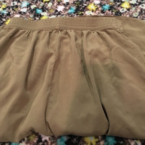 Hunter green knee length skirt - Picture 3 of 4