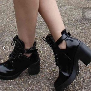Cut out Ankle boots