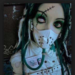 Meet your Posher, Tira