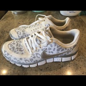 Rare Nike White/Gray Leopard Print Free 5