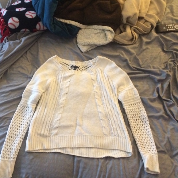 American eagle cream sweater