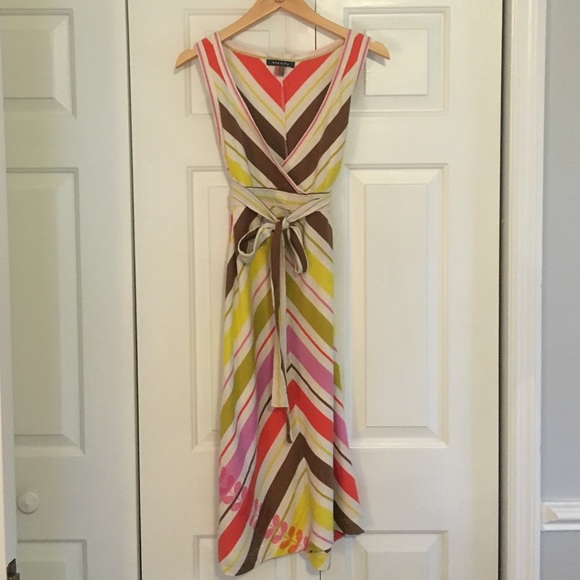 Sleeveless v neck summer dress.