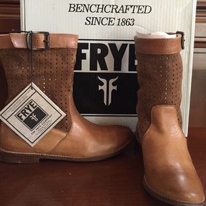 Frye short Paige perforated leather boots