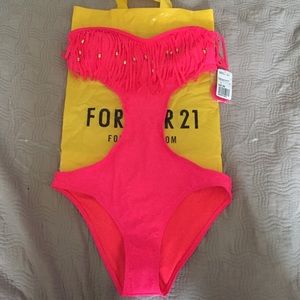 A one piece sexy bathing suit from forever 21😍.