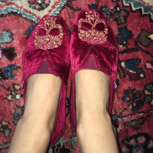 Burgundy red velvet and gold skull toms LE