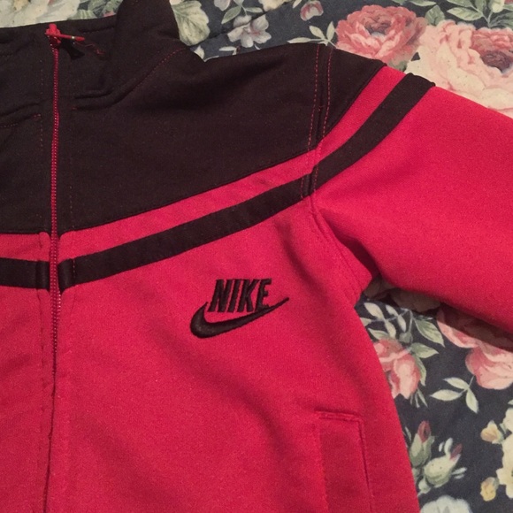 Nike - Picture 2 of 4
