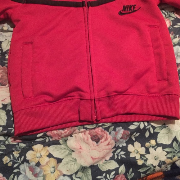 Nike - Picture 3 of 4