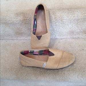 Women's burlap  tan Toms