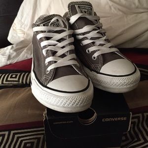 Coverse Low Greys Size 7 Mens 9 Women's