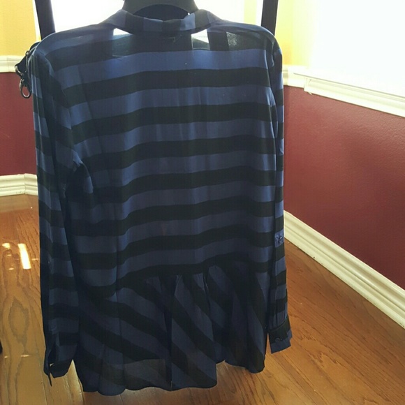 Blouse - Picture 2 of 3