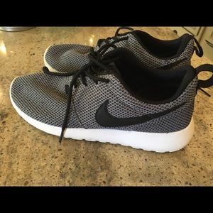Black/gray Nike Roshe