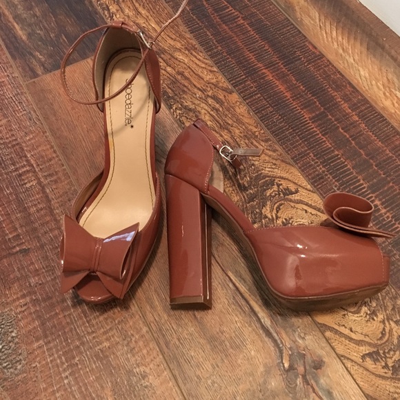 🎉SALE🎉 Shoe Dazzle Patent Leather Peep Toe Pumps