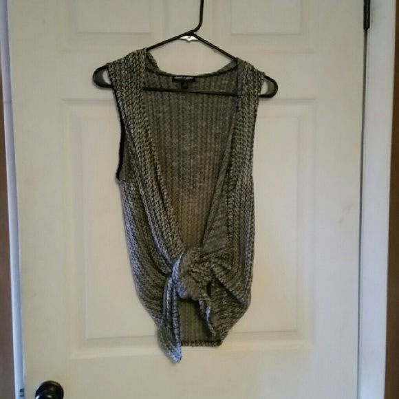 Hooded sleeveless cardigan