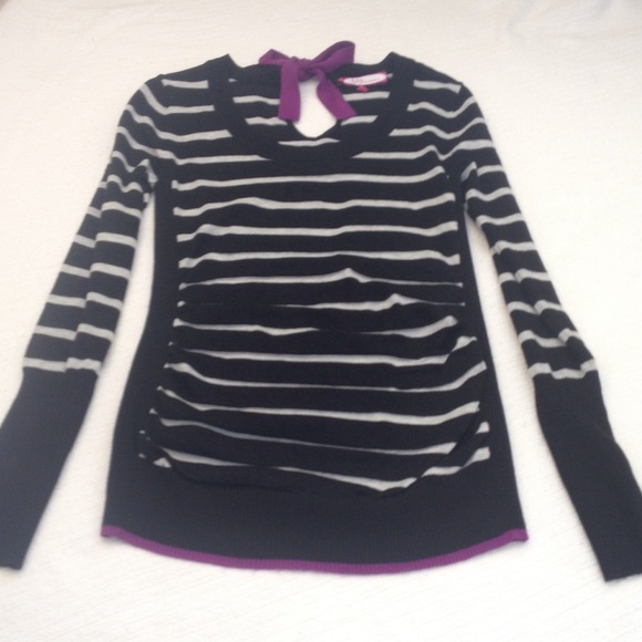 Black and gray sweater with purple bow - Picture 2 of 4