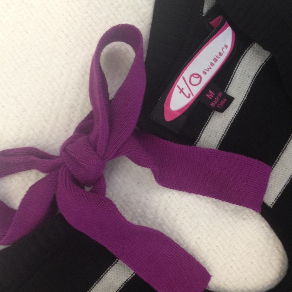 Black and gray sweater with purple bow - Picture 3 of 4