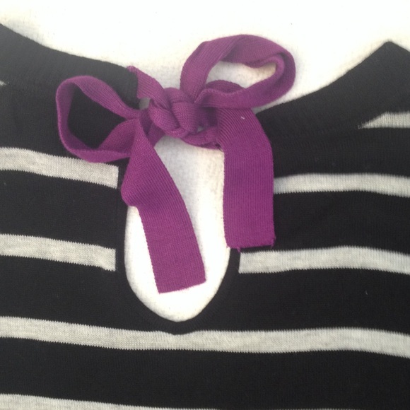 Black and gray sweater with purple bow - Picture 4 of 4