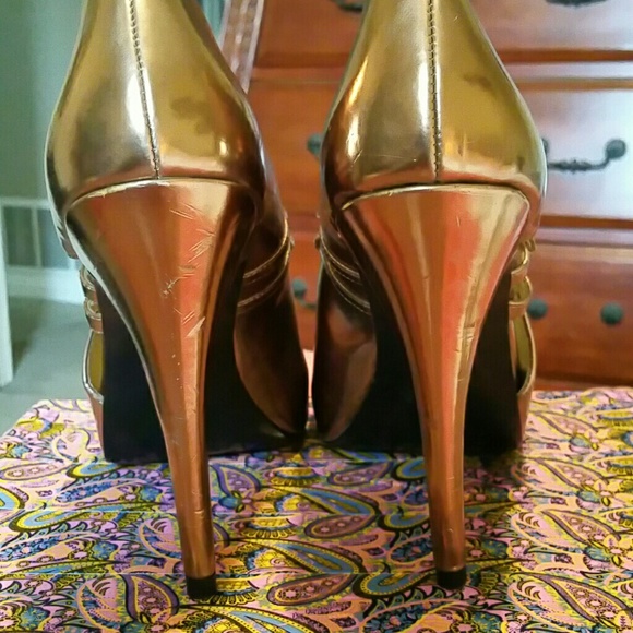 Hold Shoes - Picture 2 of 4