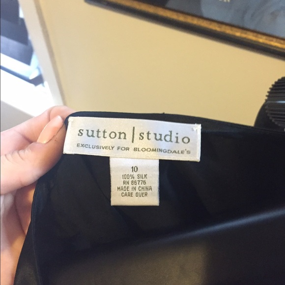 Black silk cowl neck sleeveless blouse. - Picture 3 of 3