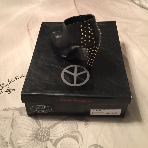 Black leather Steve Madden ankle boots. New