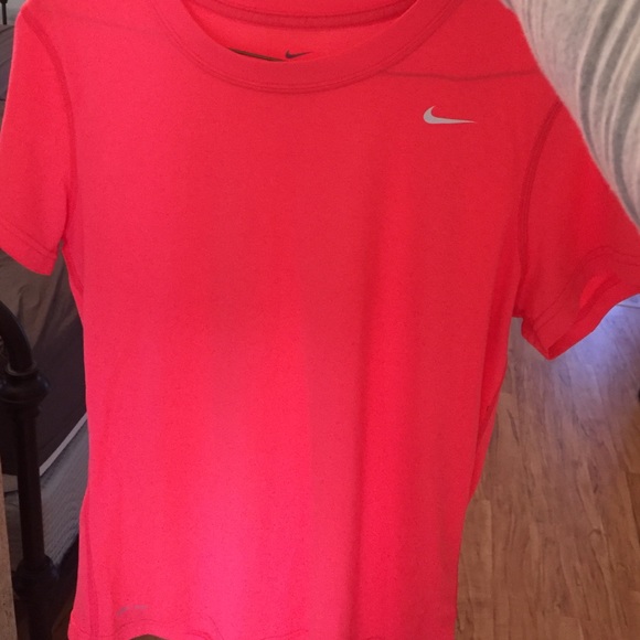 Nike dri fit shirt size medium